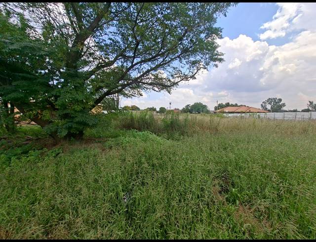 1,018M² VACANT LAND FOR SALE IN KOOKRUS